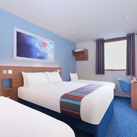 Travelodge London Ealing Exterior photo