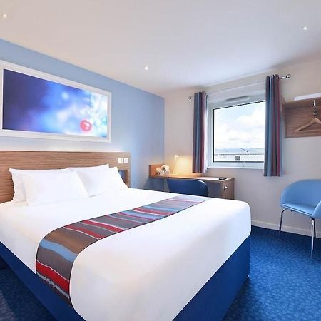 Travelodge London Ealing Exterior photo