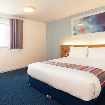 Travelodge London Ealing Exterior photo