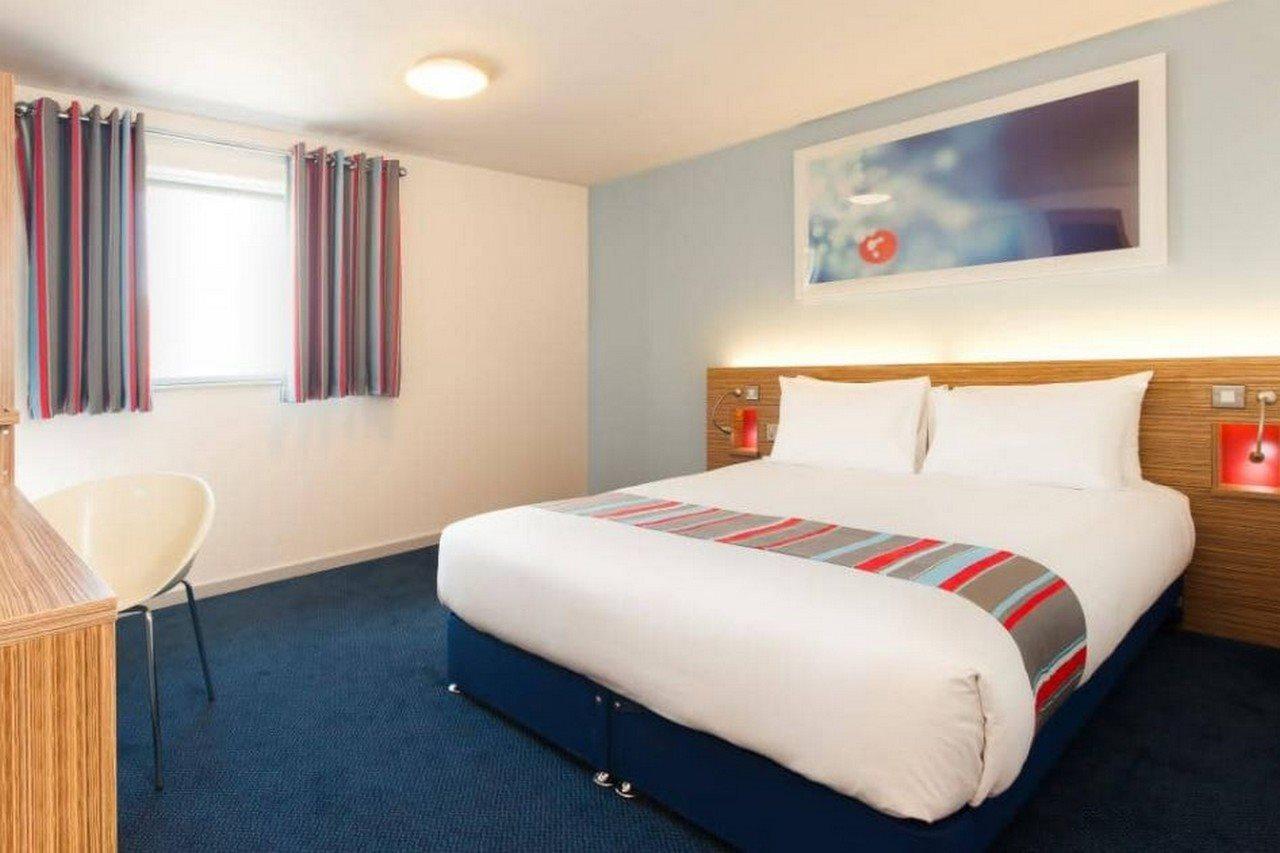 Travelodge London Ealing Exterior photo