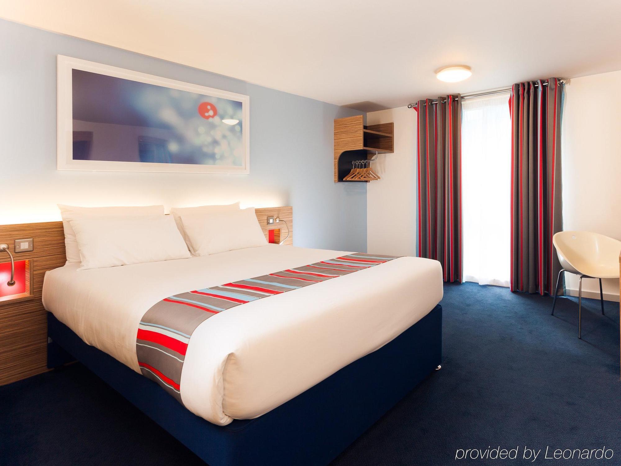 Travelodge London Ealing Exterior photo