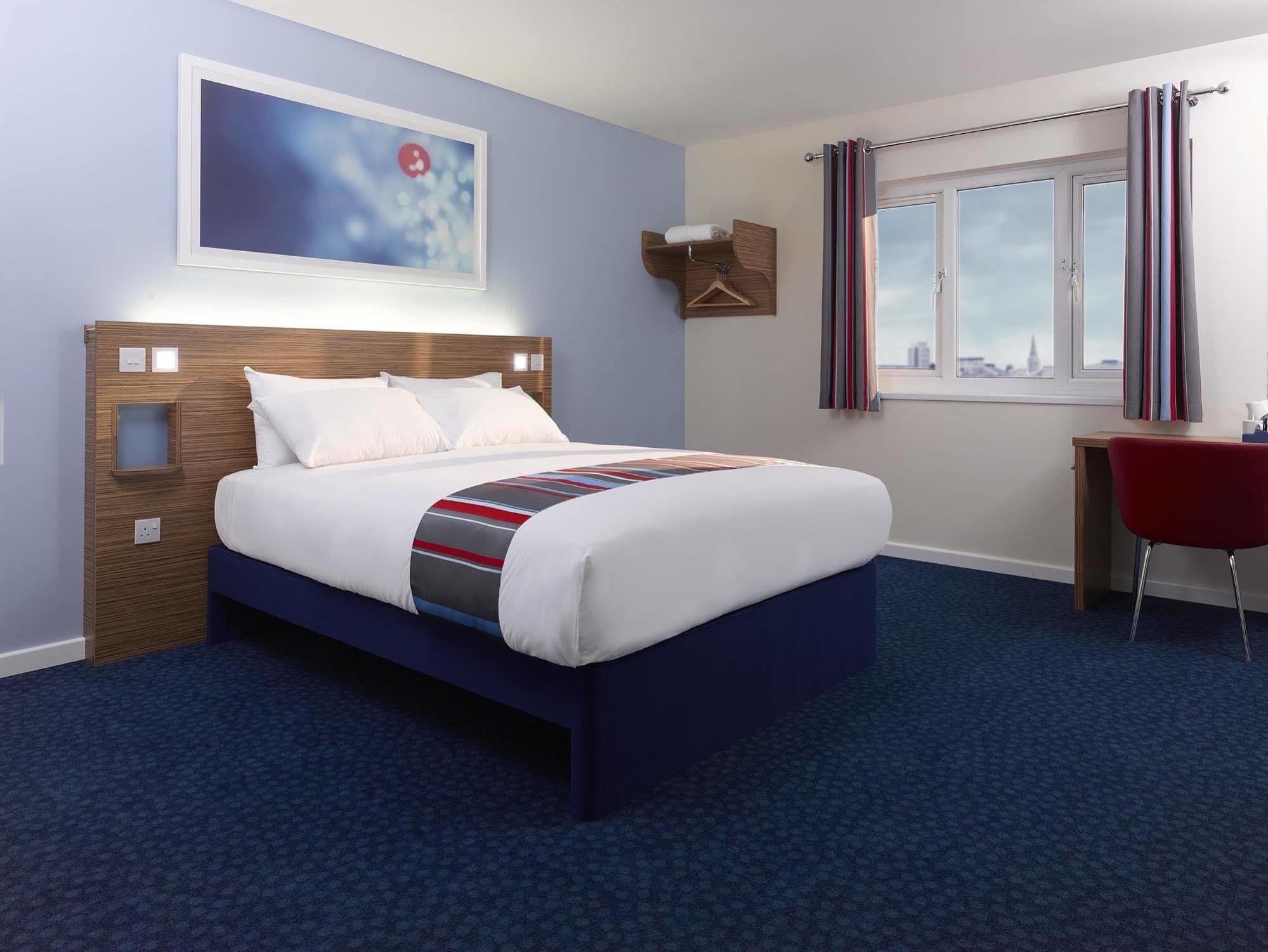Travelodge London Ealing Exterior photo