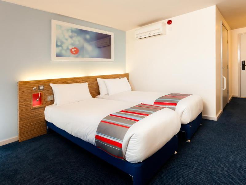 Travelodge London Ealing Exterior photo