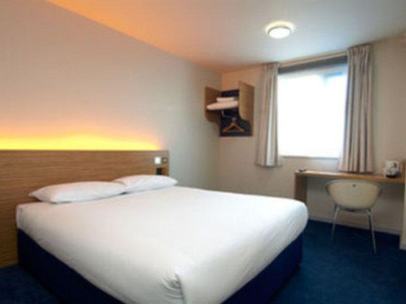 Travelodge London Ealing Exterior photo